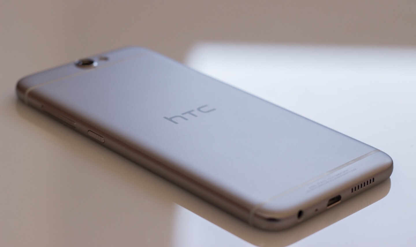 The One A9's design is premium and striking, but looks suspiciously like the latest iPhones