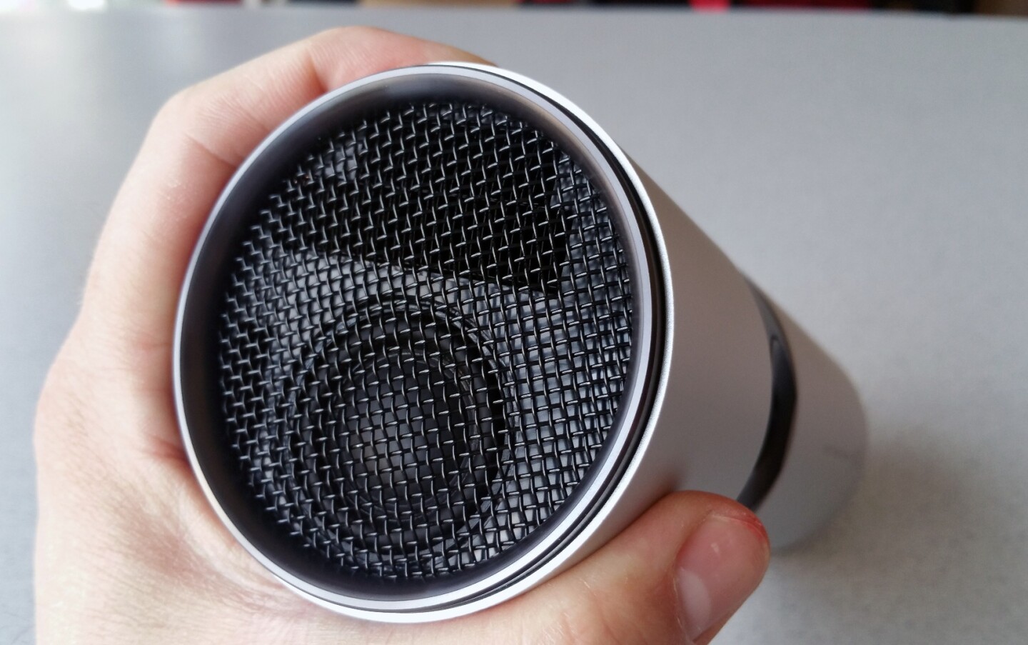 The JmGO View packs a pair of 4 W Dolby Digital Plus speakers that emit sound out from the ends