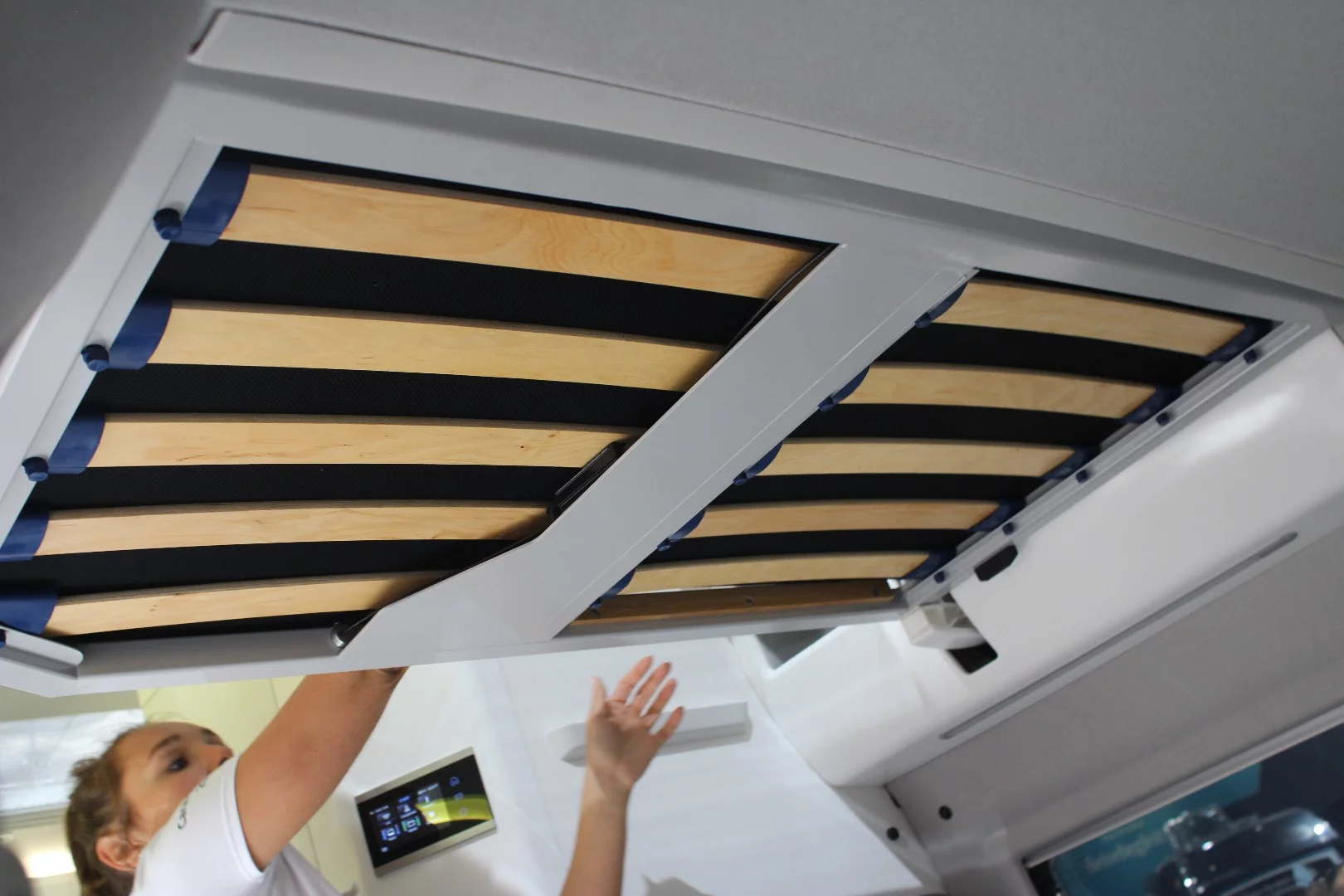 Sliding out the Grand California 600 kids' roof bed