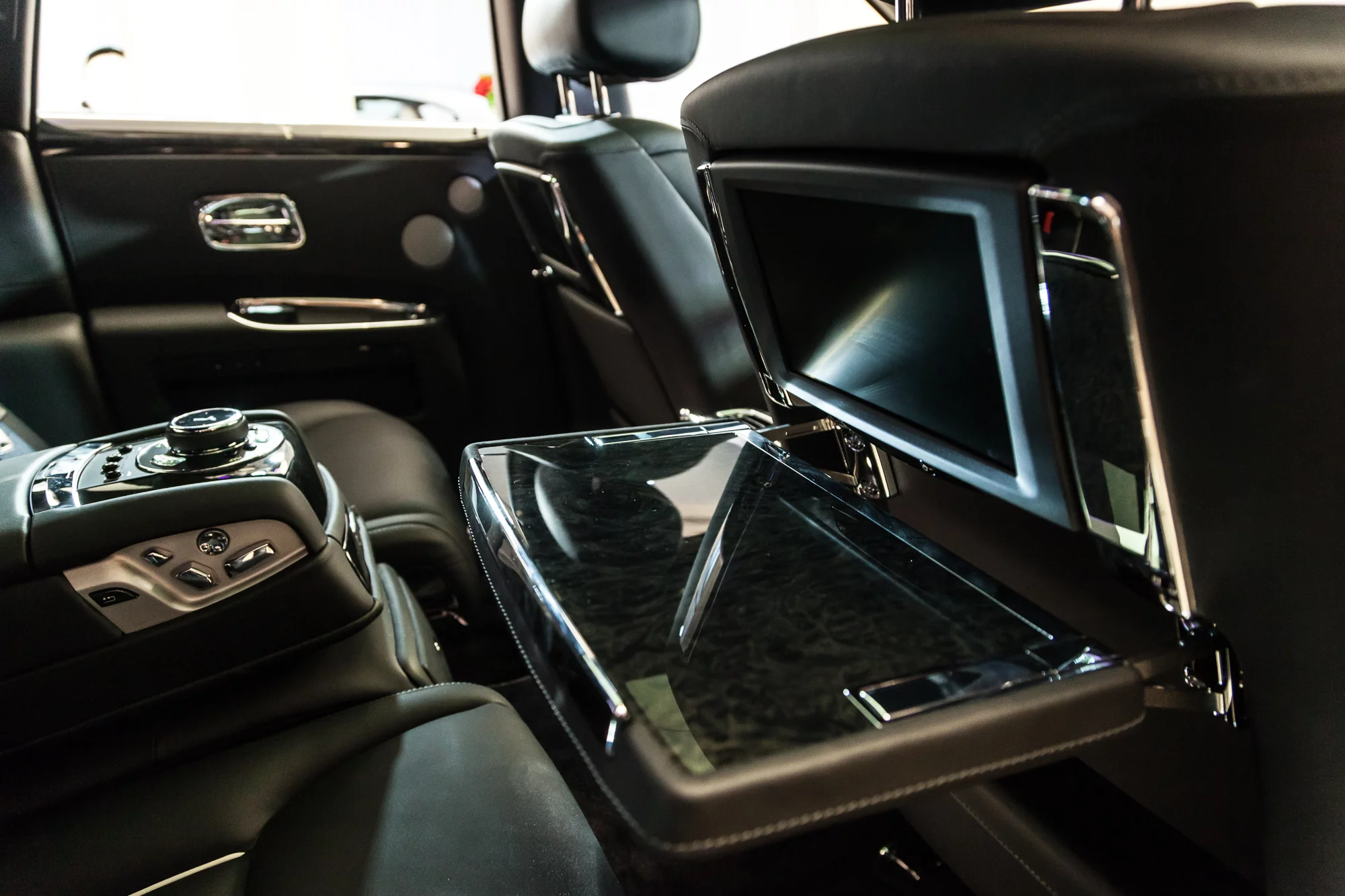 Rolls Royce Ghost Series II: pull down laptop tray and back seat video screen (Photo: Loz Blain/Gizmag.com)
