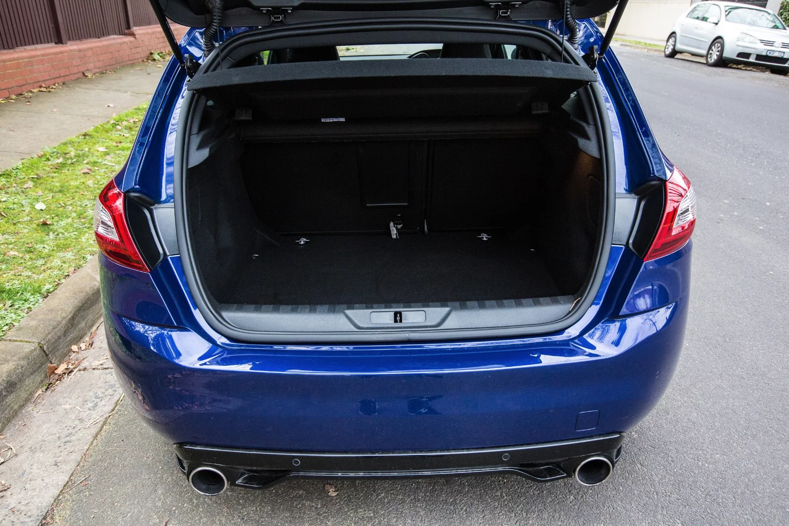 The same exhaust pipes are fitted to both cars