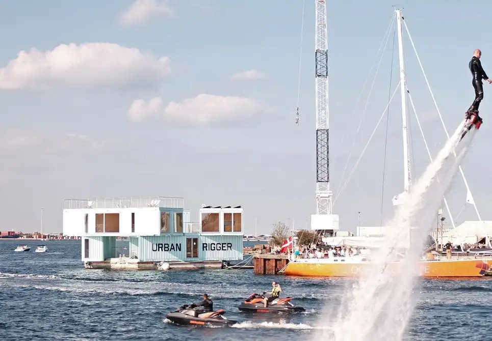 Urban Rigger features a heat exchanger system that uses the seawater the homes float upon to efficiently heat and cool their interiors