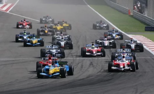 Alonso leads the first corner charge as Michael Schumacher tucks in behind and Jarno Trulli leads Mark Webber, Nick Heidfeld, Ralf Schumacher and Kimi Raikkonen