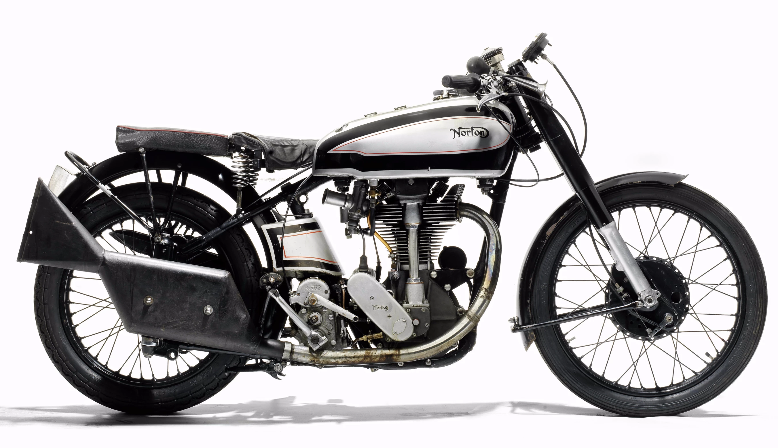 This "garden gate" Manx was first road registered in 1987 and has been rebuilt with new main and big-end bearings, a Carrillo con-rod, and new piston, valves and guides. If the stampings are correct, this motorcycle was originally built as a Model 40 (350 cc) Manx, while the engine number indicates the engine is a 490 cc (Model 30) unit dating from 1950.