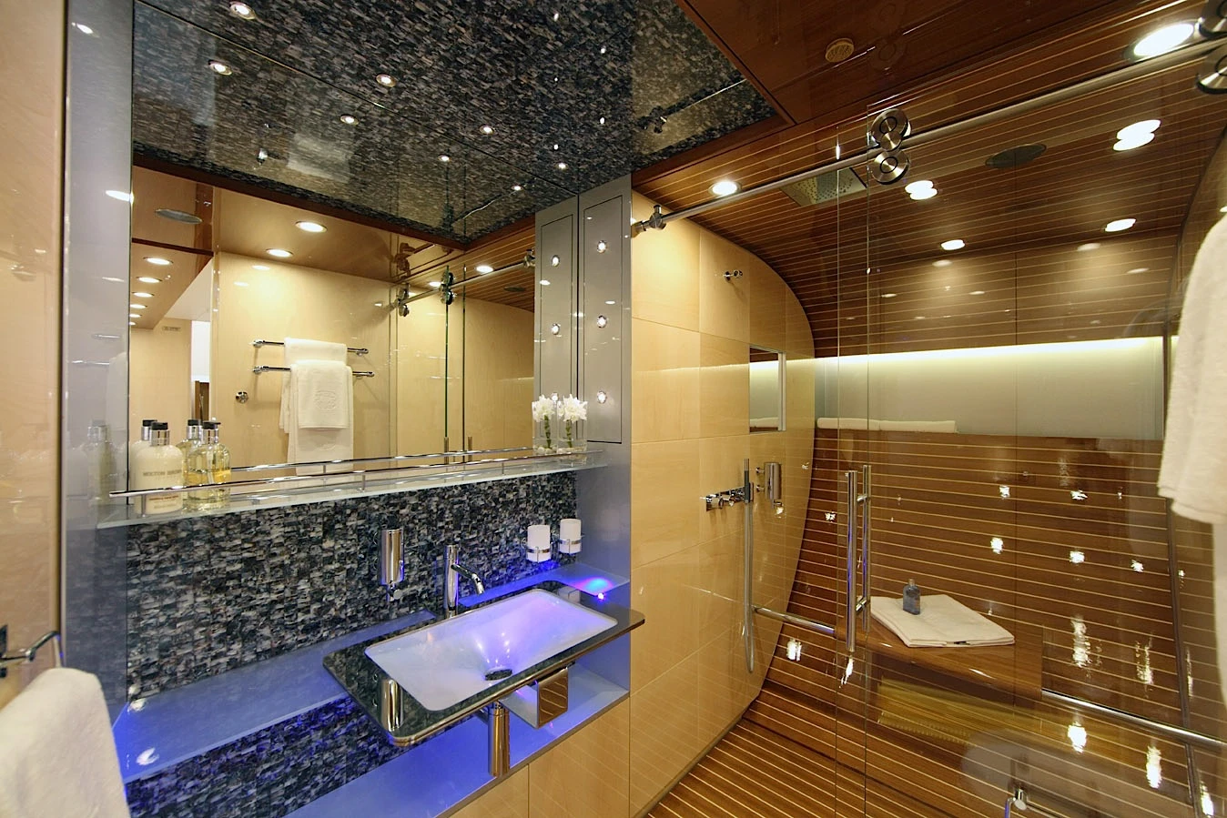 M/Y Shooting Star bathroom