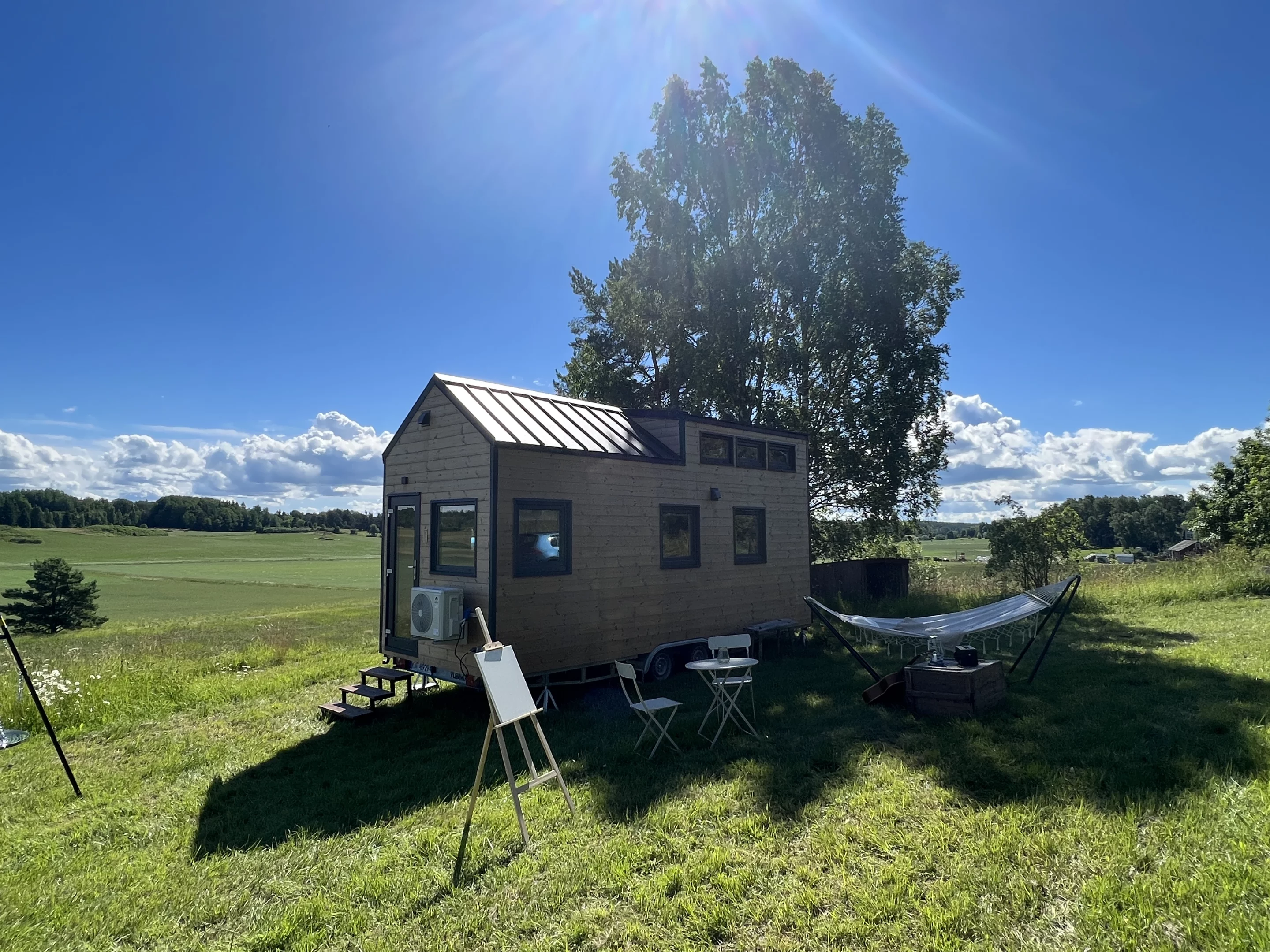 The Maya is based on a double-axle trailer and finished in wood, with an aluminum roof