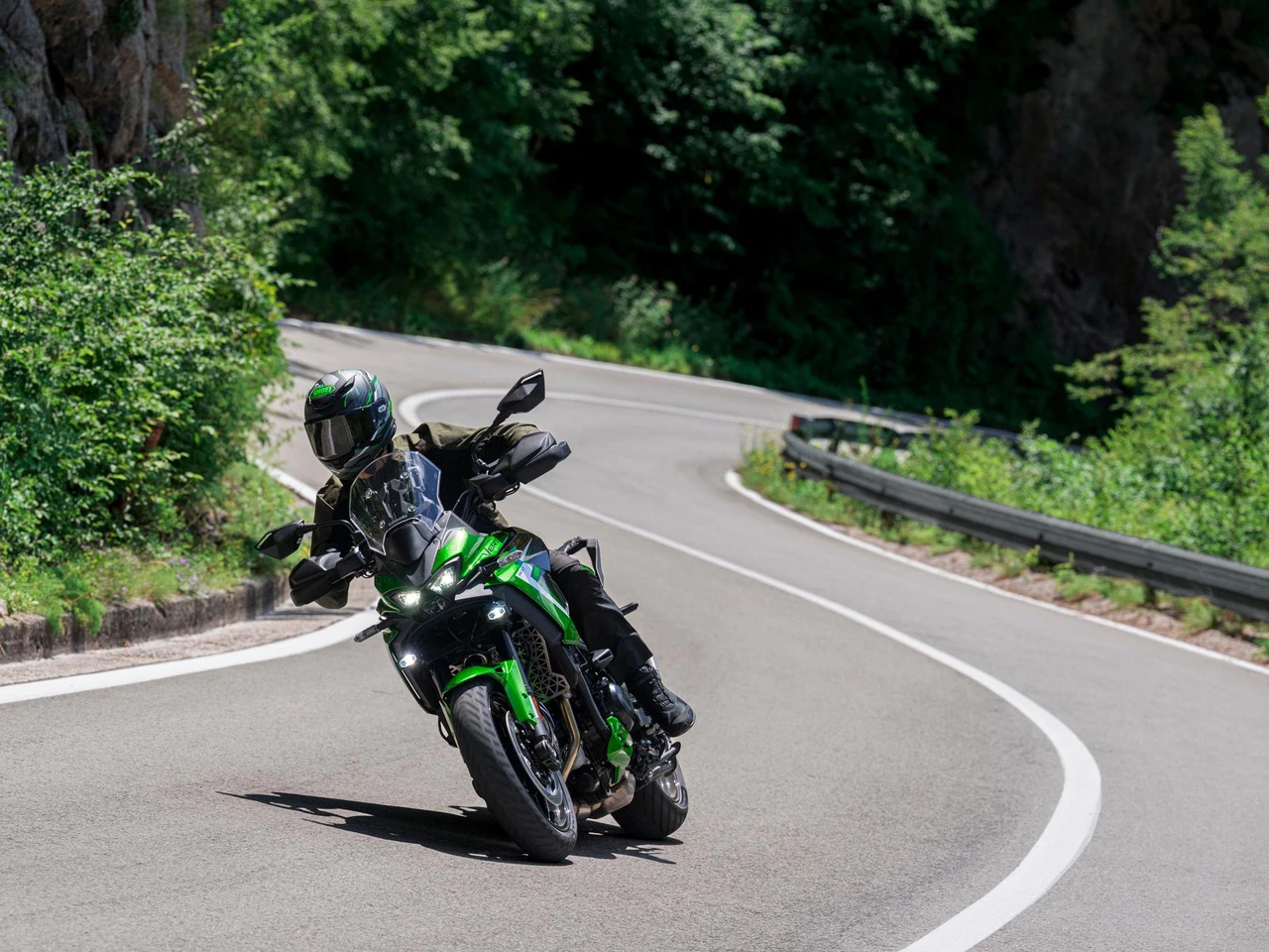 The 900 gets an all new steel trellis frame and even weight distribution for nimble handling