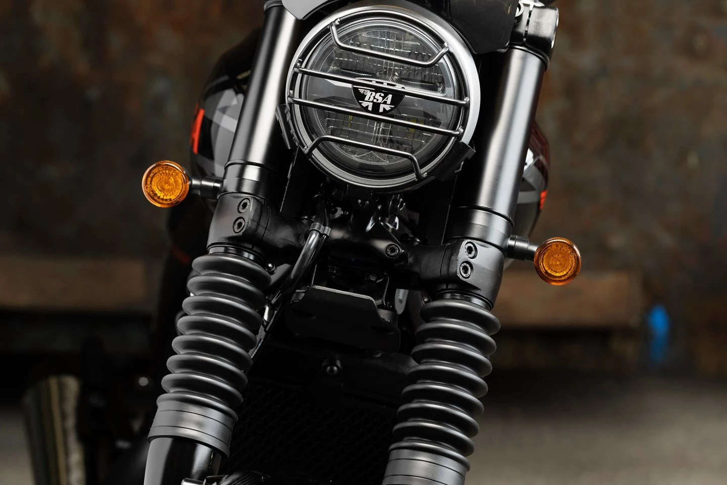 The right-way-up forks clad in gaiter at the front, discreet radiator sliding between the front beams of the frame, and an exposed single front lamp are all throwback touches