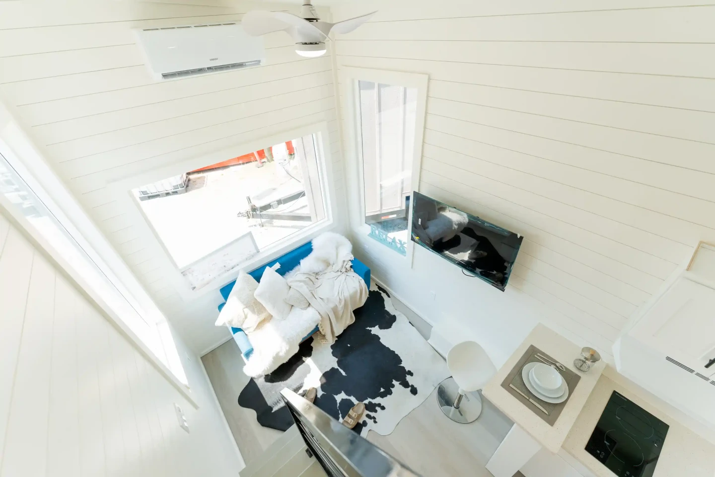 The upgraded Sora 20' makes use of a high ceiling and generous glazing to create an airy interior