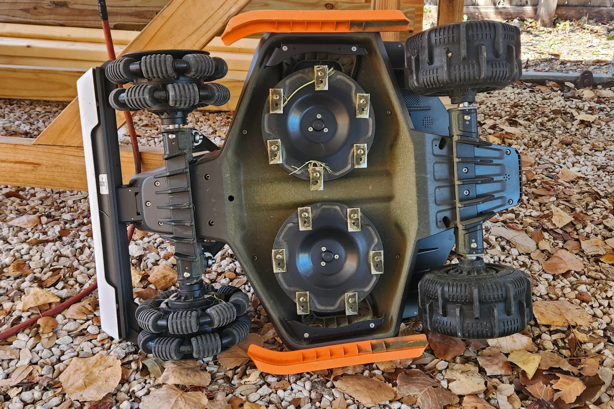 This is what's under the Luba's skirt. As you can see, it's a pretty straightforward setup of spinning death blades to mulch your grass