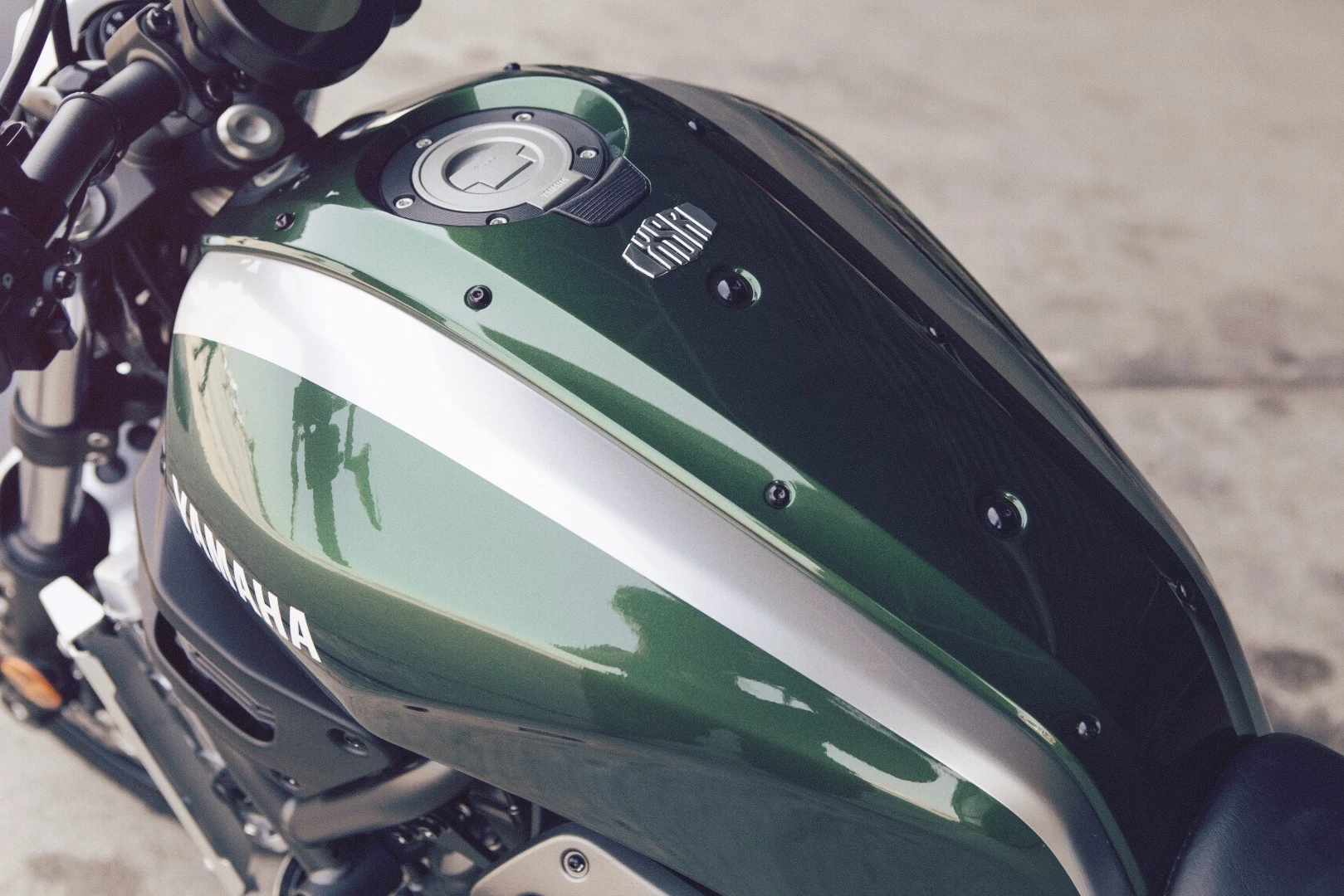 The Yamaha XSR700 has an vintage shaped 14 lt (3,7 gl) aluminum fuel tank
