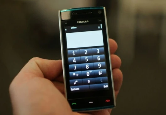 The X6 boasts a large 3.2”, 640x260 touchscreen display
