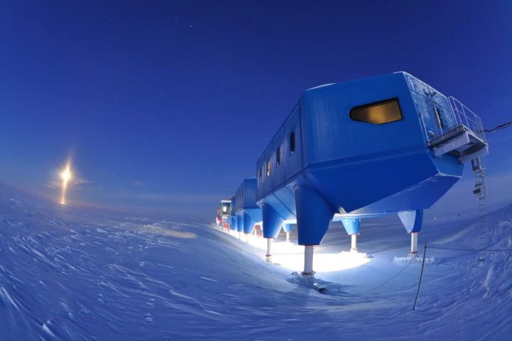 The Halley VI will be towed 23 km (14.3 miles) by specialist bulldozers