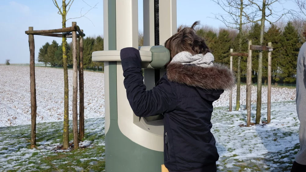 Monument des Fraternisations visitors are transported by the Timescope VR kiosk to the trenches of 1915, during an unofficial cease fire between the Allied and German forces