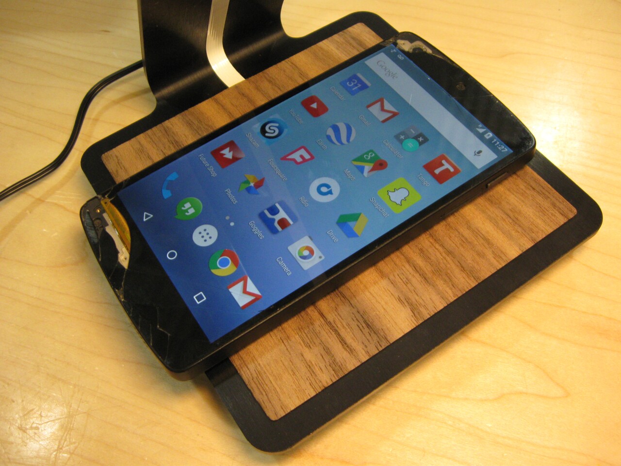 A not-so-gently-used Nexus 5 juices up on the aerelight's Qi charging pad (Photo: Ben Coxworth/Gizmag)