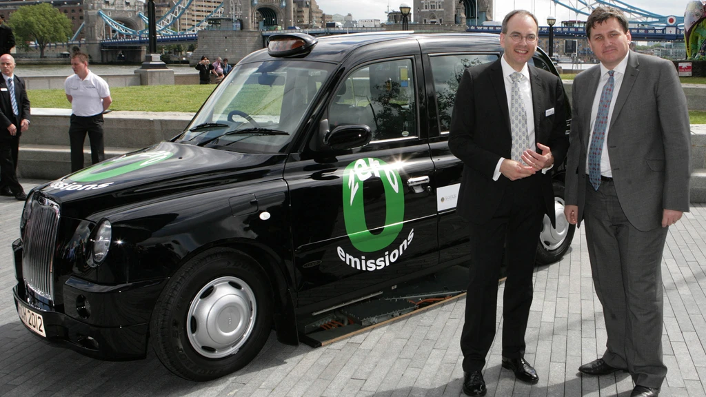 Intelligent Energy CEO, Dr. Henri Winand with London Deputy Mayor, Kit Malthouse, at unveiling of Fuel Cell Black Cab at City Hall (Image: Business Wire)