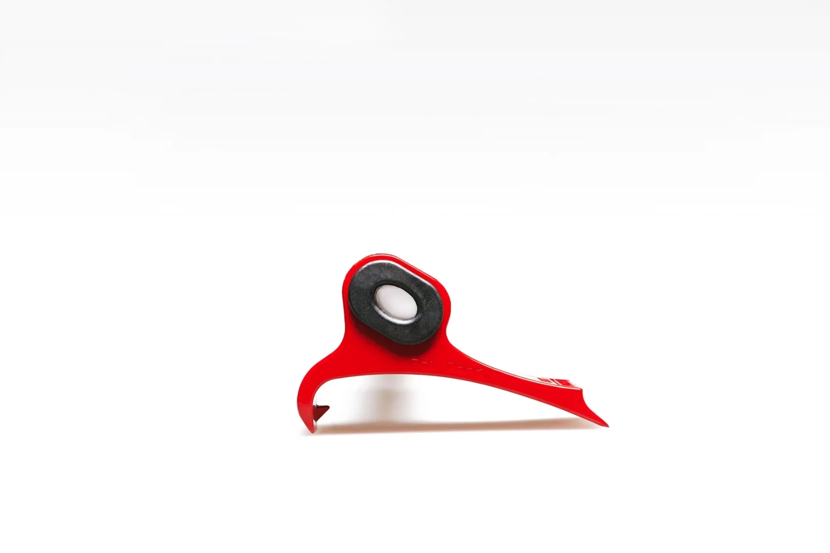 The offset head and asymmetrical cutting edge of the Leveraxe naturally make it rotate when it makes contact with wood, splitting the wood more easily and stopping the axe from getting stuck