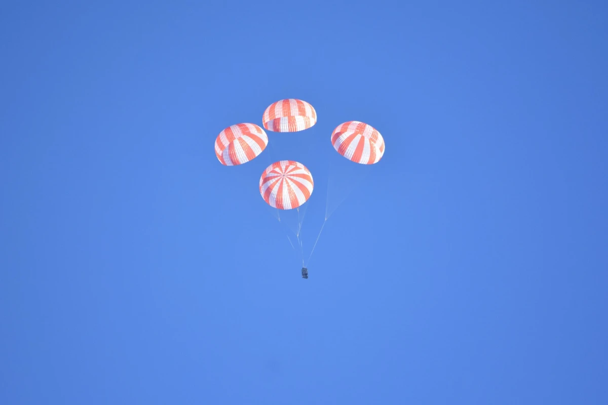 SpaceX's mass simulator descending under four deployed main stage parachutes