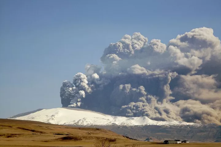 Two newly-developed coatings could protect the jet engines of airliners from the harmful effects of ash from volcanoes such as Icelands's Eyjafjallajokull(Photo: Arni Frioriksson)