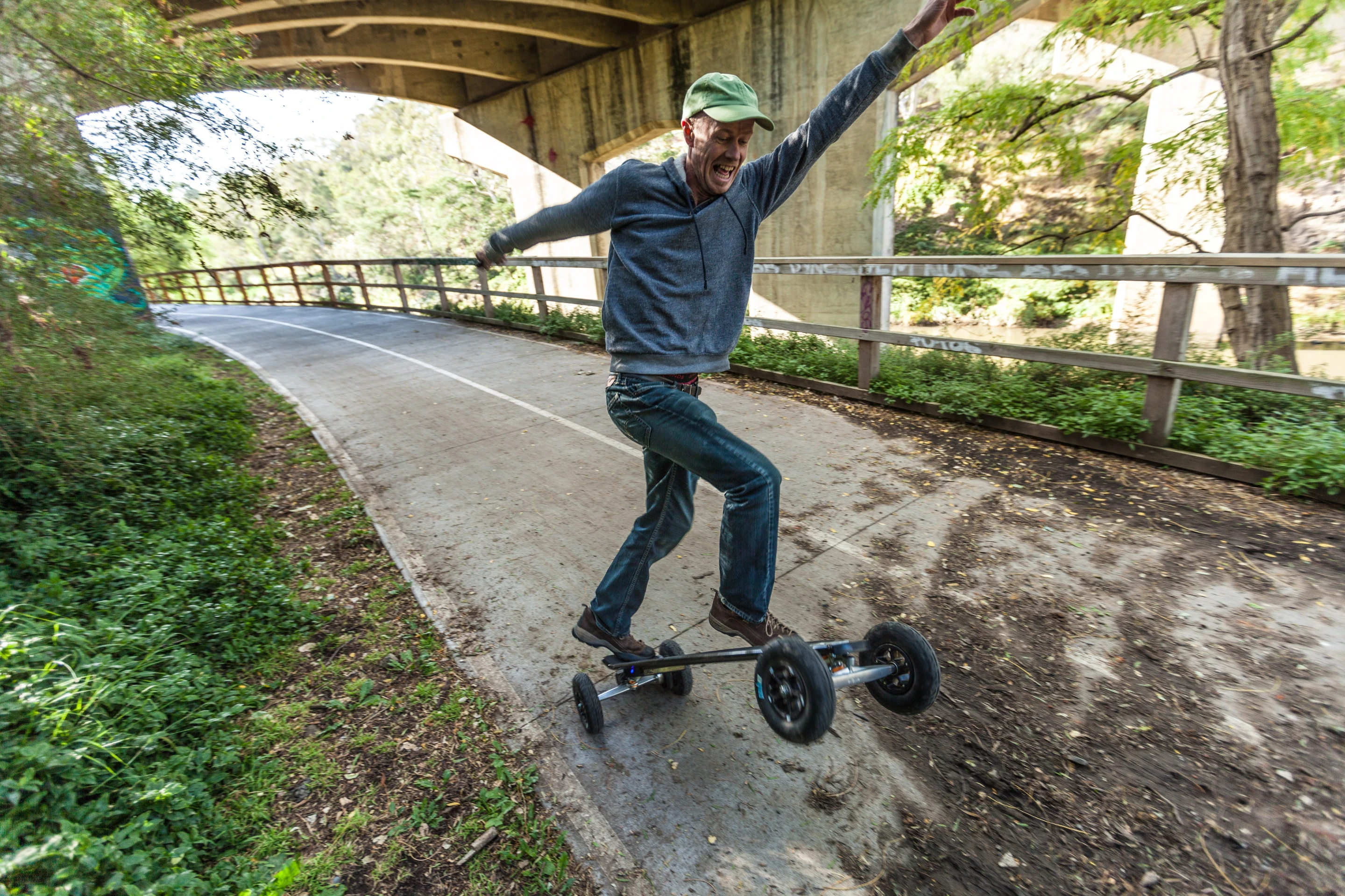 Gizmag's Noel McKeegan becoming acquainted with the Carbon Series 2 in 1 (Photo: Loz Blain/Gizmag.com)