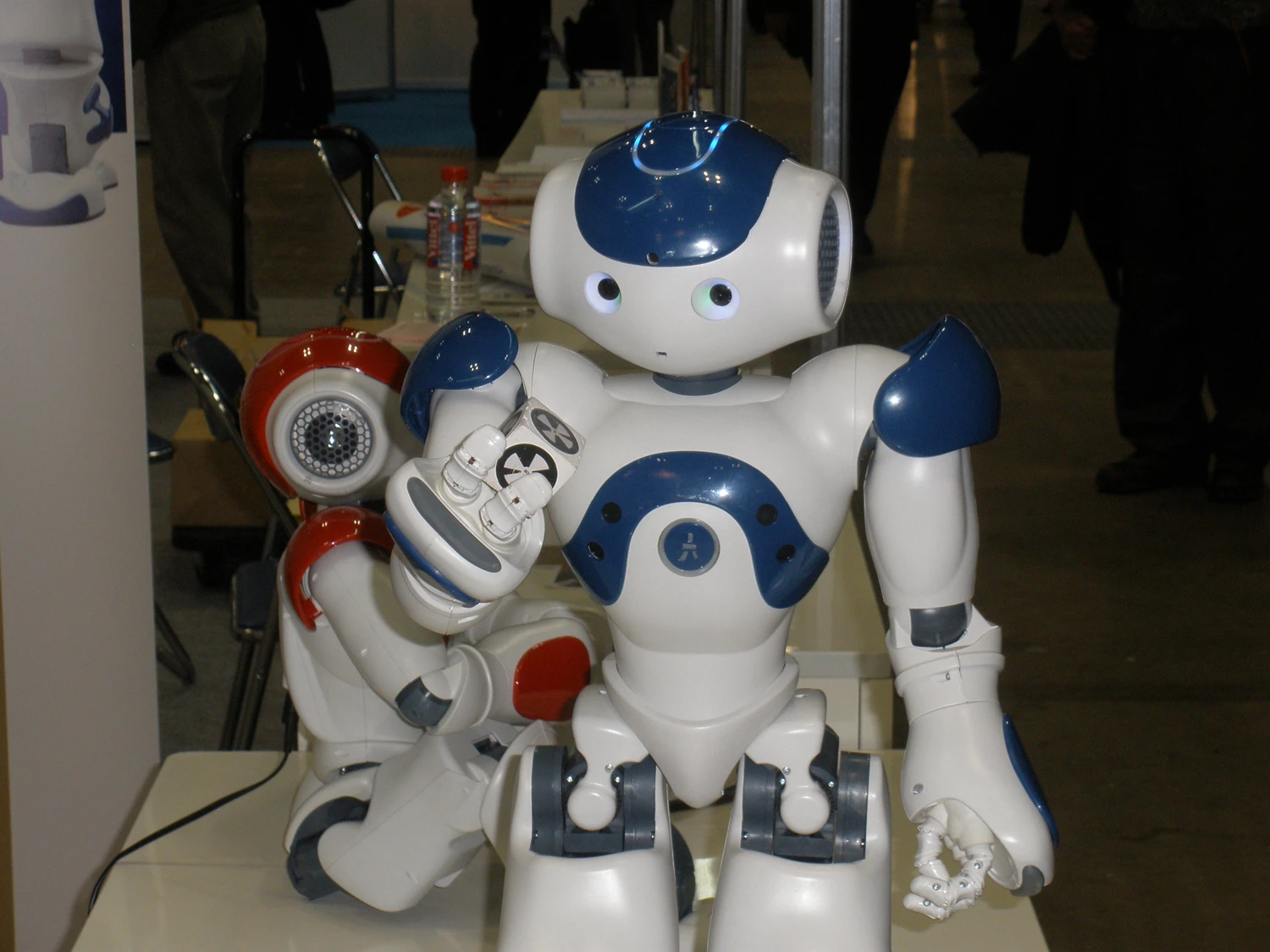 Cute ... Nao can interact with other Naos