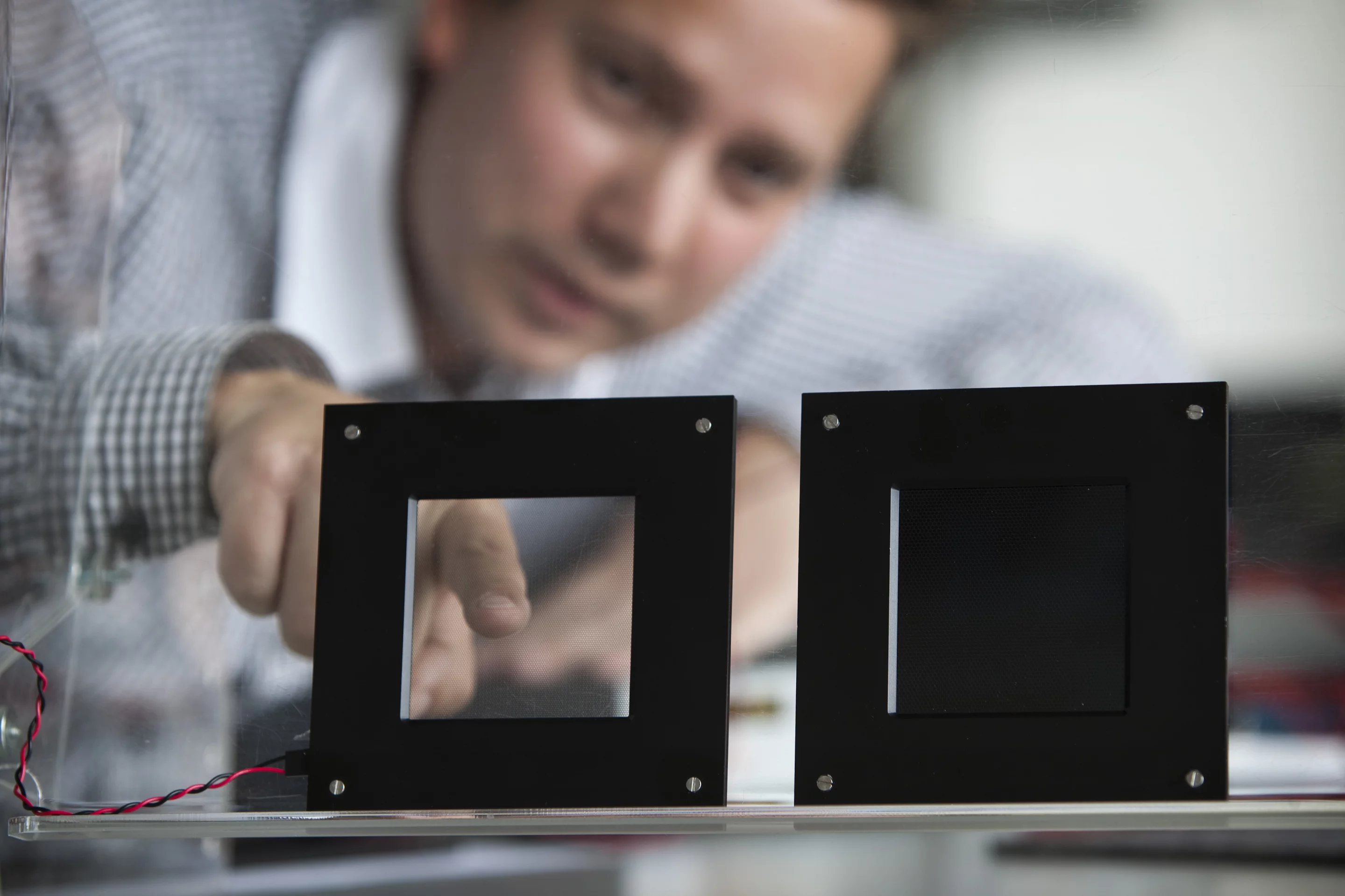 Philips e-skin technology features a gradient of grey levels from a highly transparent optical state (left) to full black (right). This enables future applications like smart windows