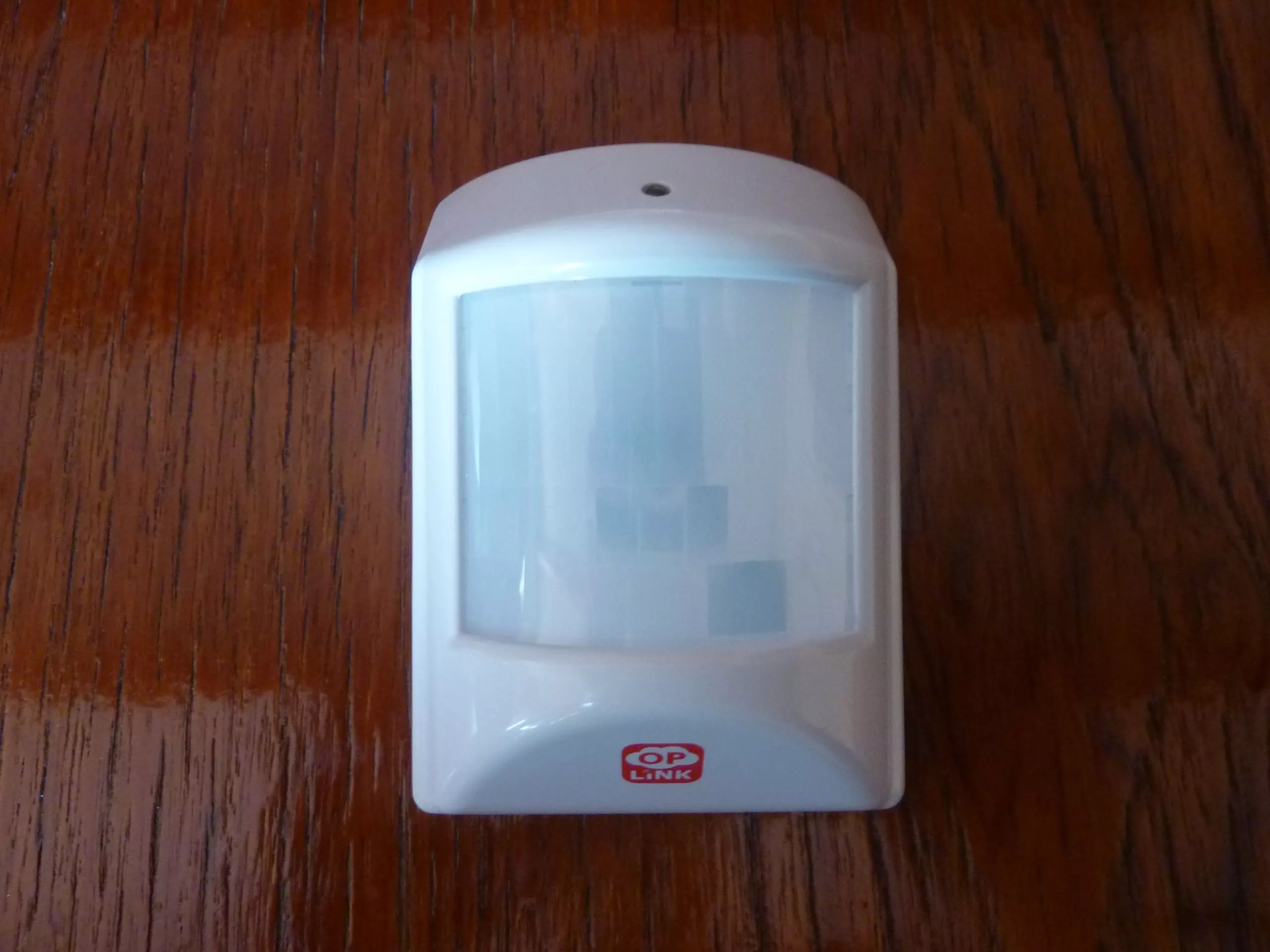 The motion detector is battery powered (Photo: Gizmag.com/Darren Quick)