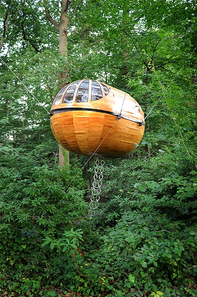 The El Ambassador pod is suspended from four cables