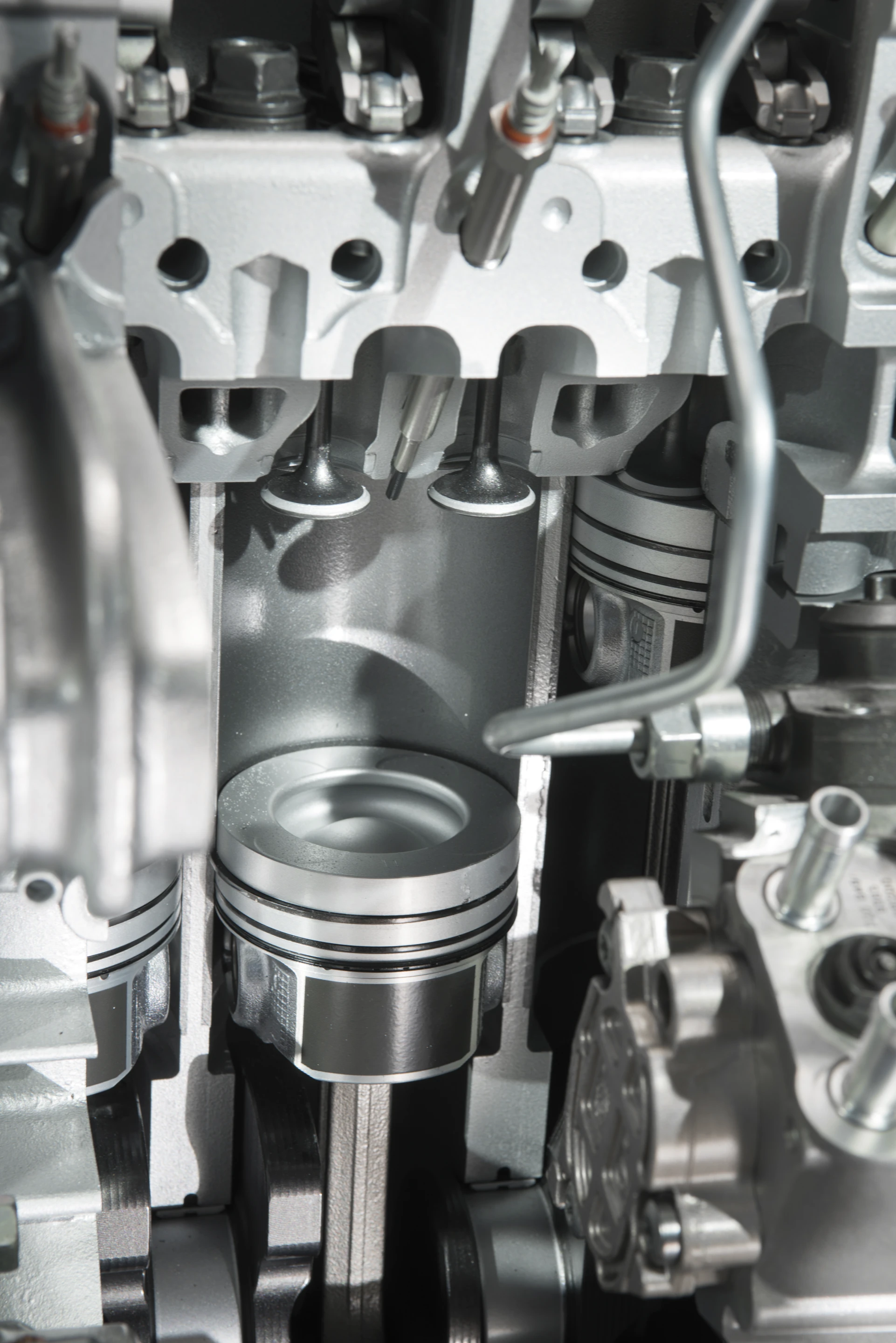 The 1.6-liter i-DTEC engine showing a piston