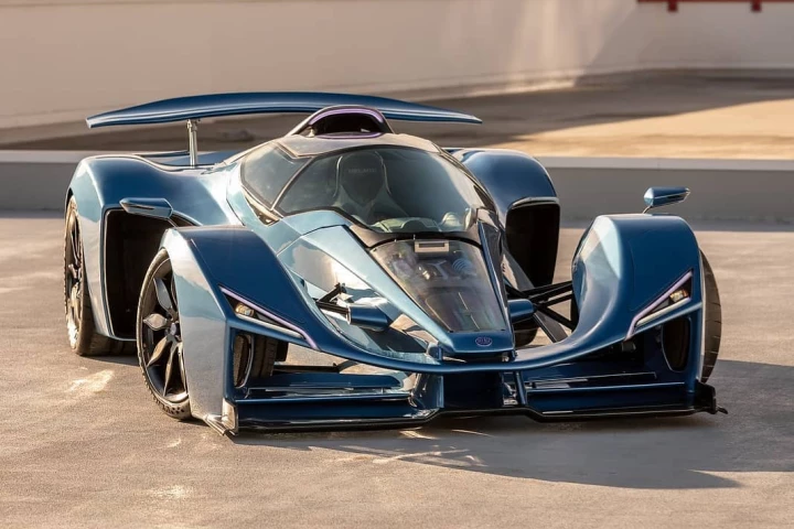 A continuation of the cabin glass exposes the Delage D12's front suspension shocks nicely