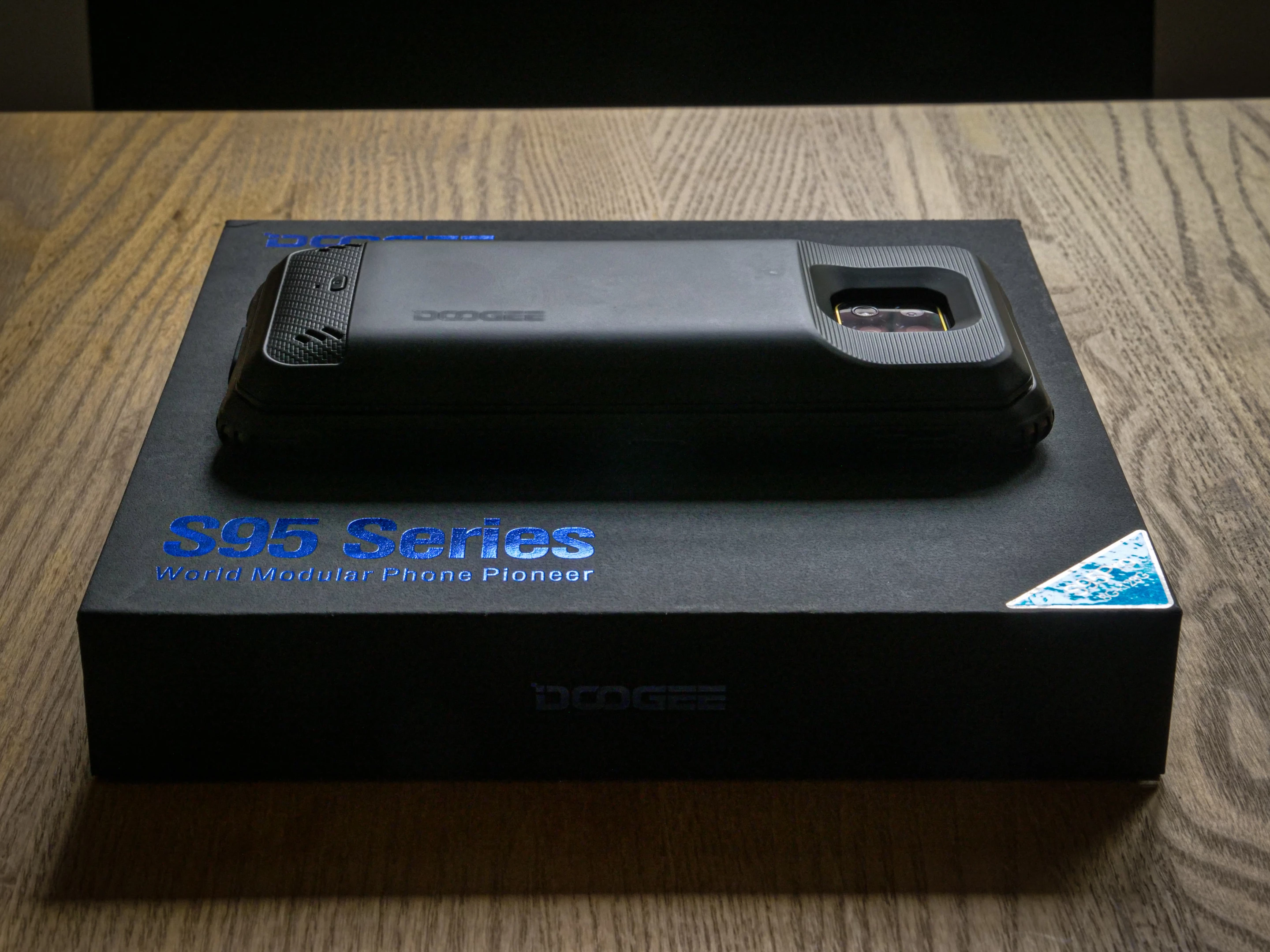 The standard battery is already impressive; adding the battery extender makes it a tad unweildy but adds extra capacity