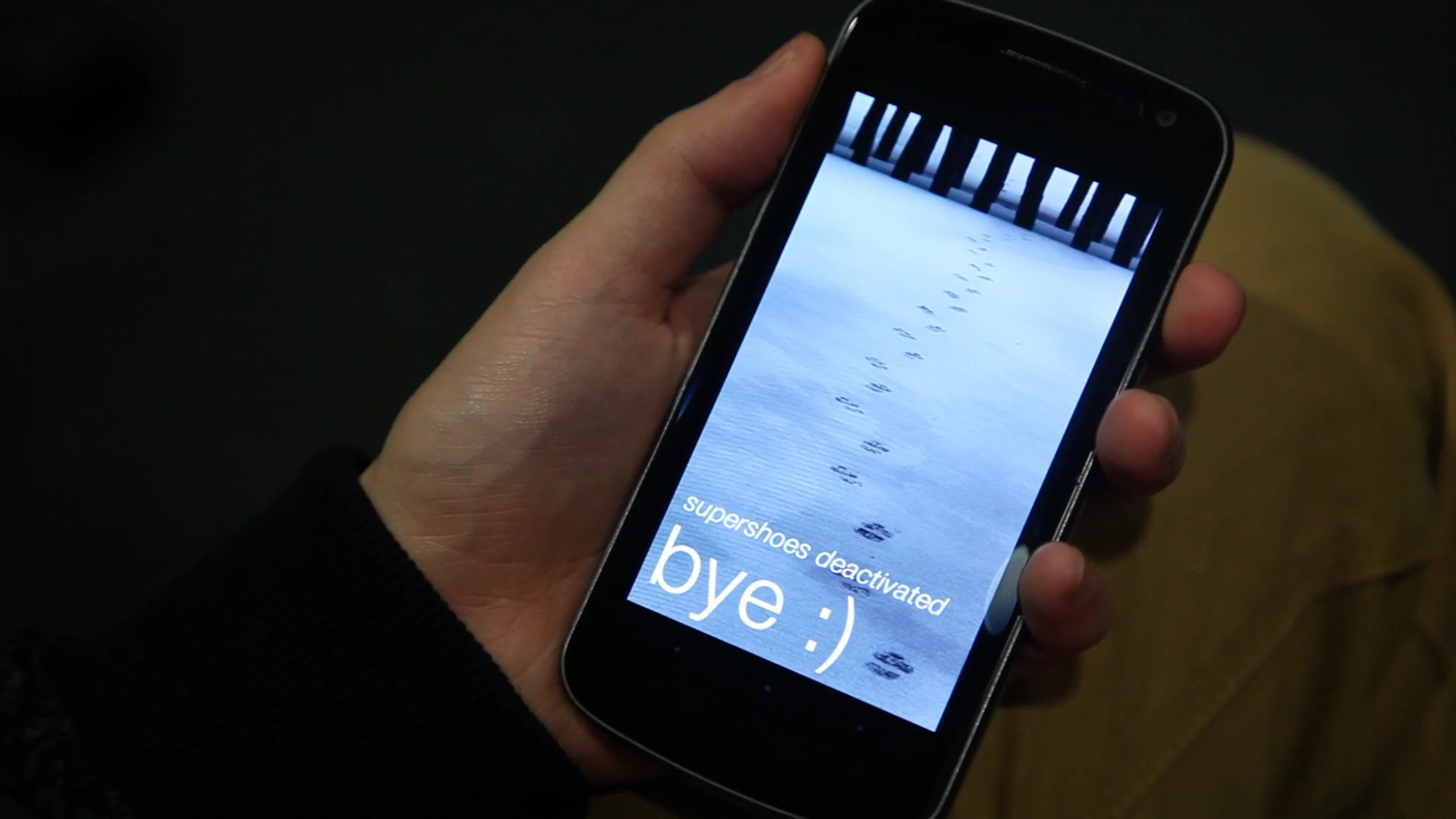 Before setting off, you can enter your destination on the smartphone app and the vibrotactile motors will deliver a tickle to either your left or right foot, advising you on which way to turn