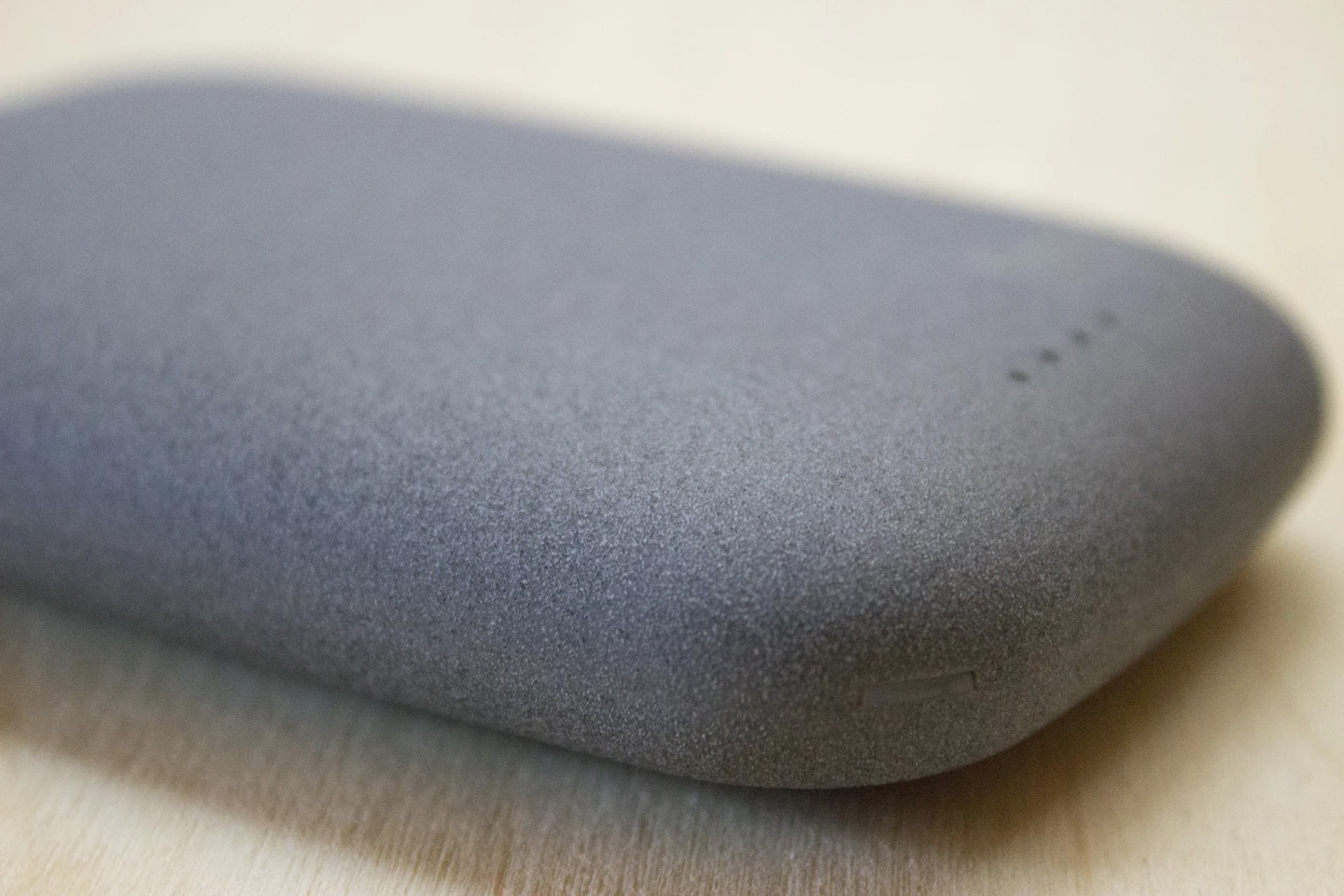 A closer look at the zenstone-like grain (it's really plastic) of the Qistone+ Wireless Power Bank (Photo: Will Shanklin/Gizmag.com)