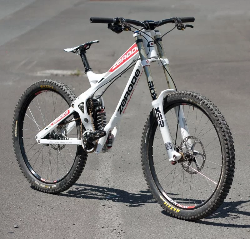 The Zerode G-1 mountain bike incorporates a mid-bike-mounted internal geared hub, which is said to allow it to perform better than a regular MTB in a variety of ways