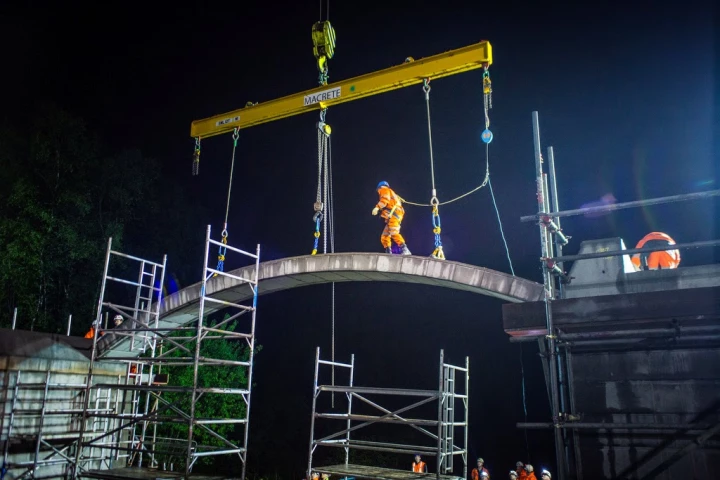 A FlexiArch bridge being installed at Pleasington Golf Club in Blackburn, UK (Photo: Emma Martin, Story Contracting)