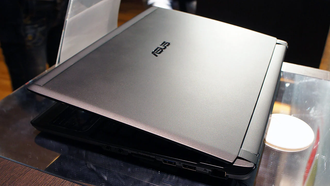 The U36JC uses a standard voltage mobile processors on a Mobile Intel HM55 Express Chipset and still manages an impressive 10-hour battery life
