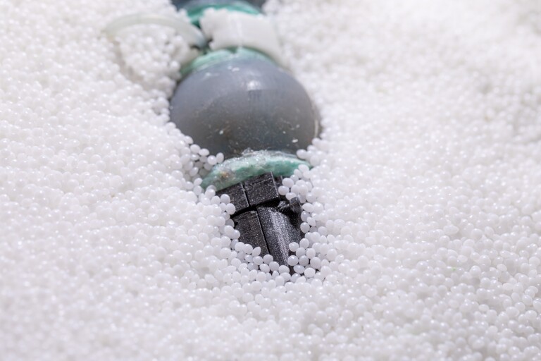 El robot muestra sus capacidades de excavación en un medio granular. Crédito: Instituto Italiano de Tecnología El robot muestra sus capacidades de excavación en un medio granular. Crédito: Instituto Italiano de Tecnología