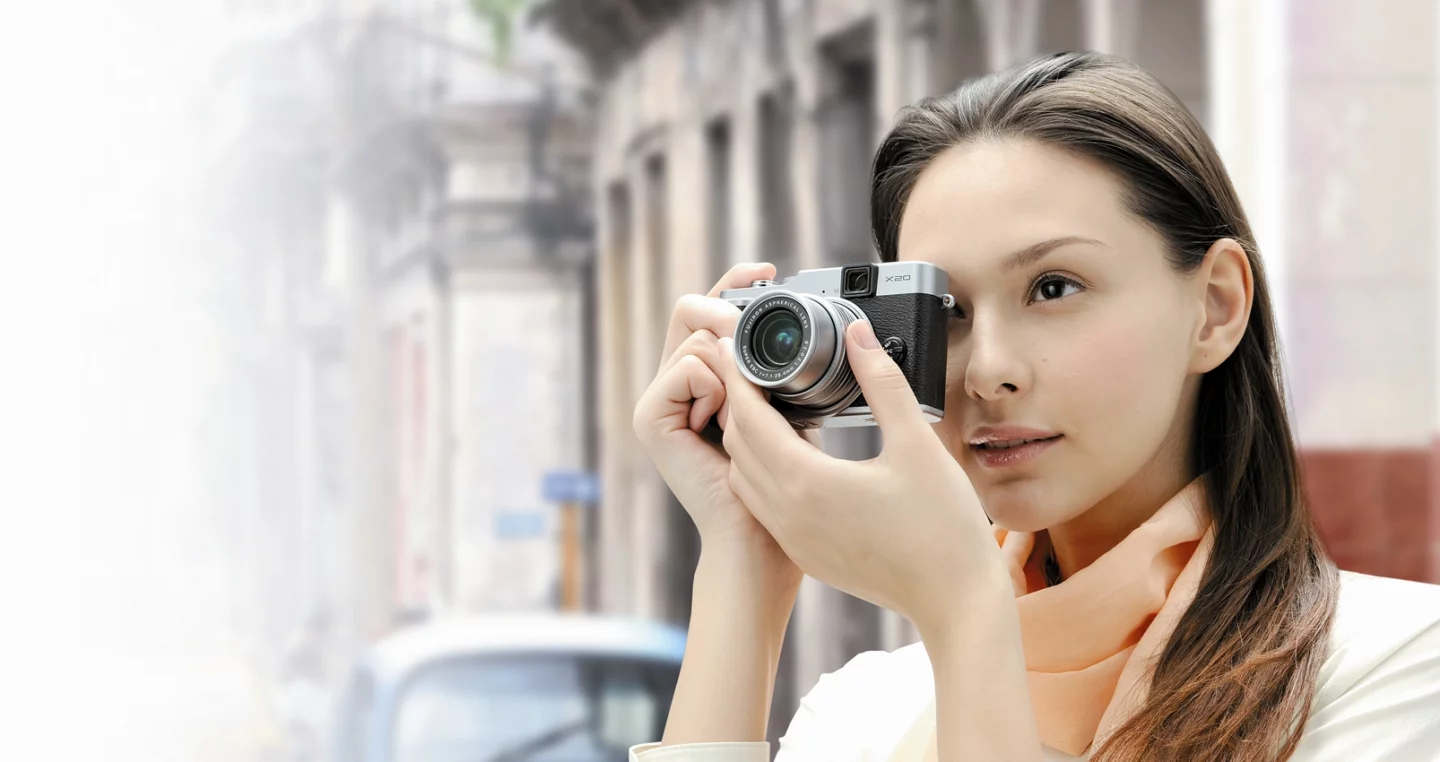 The X20 comes with a bright HT-EBC-coated F2.0-2.8 4x FUJINON manual barrel zoom lens made up of 11 glass elements in 9 groups