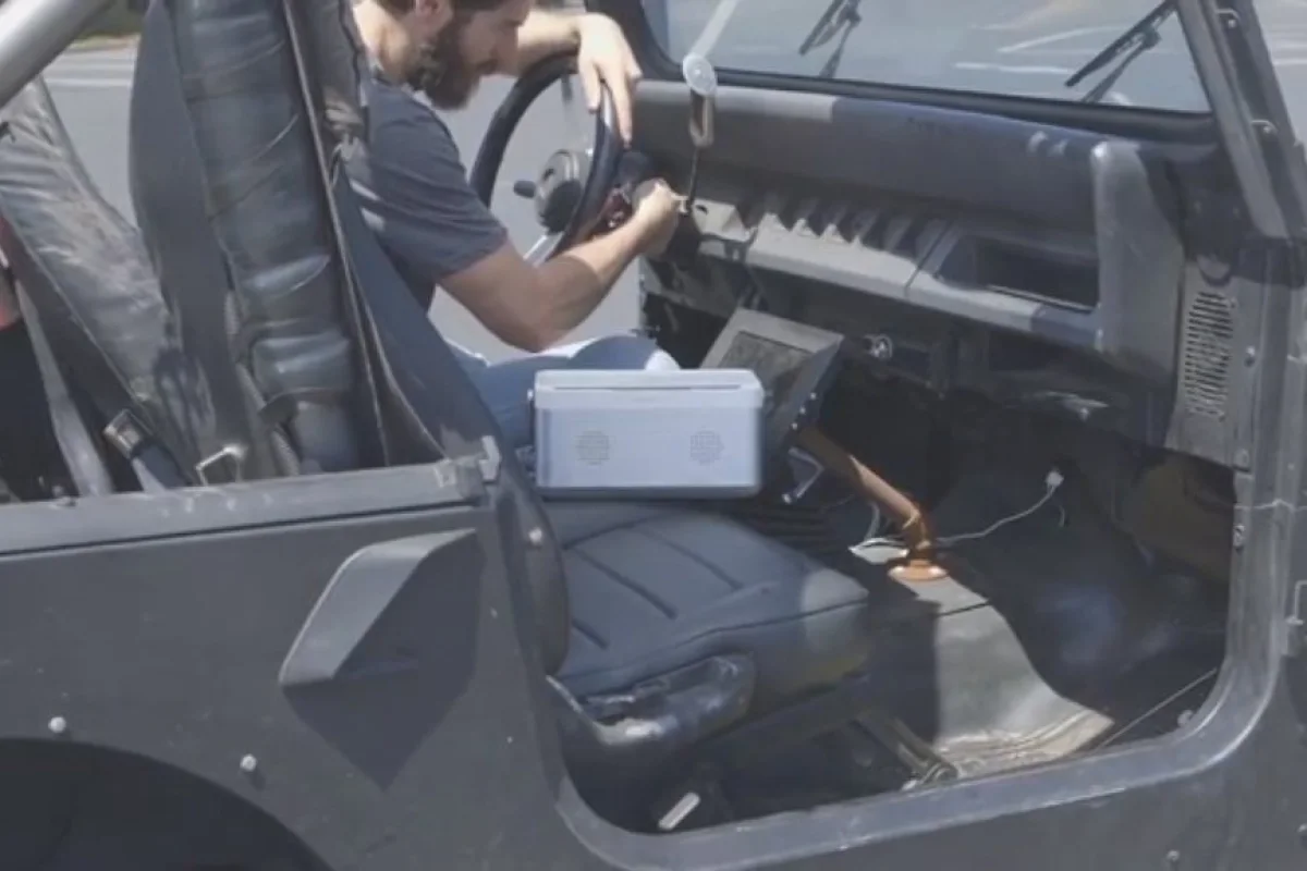 If the car's dead battery needs a jolt, Mr. Everything has a 16 V/2 A DC out port