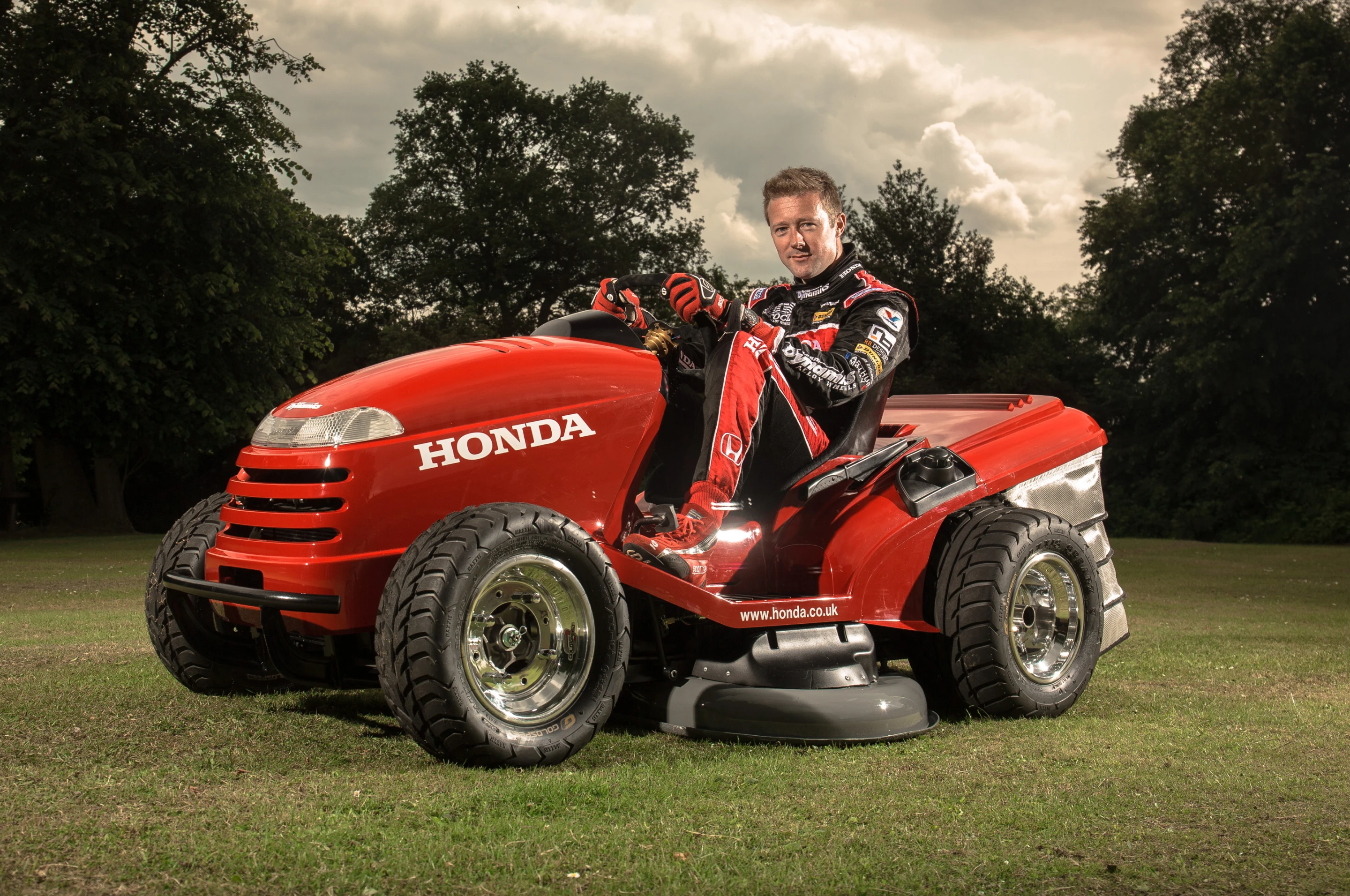Honda’s one-off HF260 Lawn Tractor is capable of reaching 60 mph (96 km/h) in 4.0 seconds