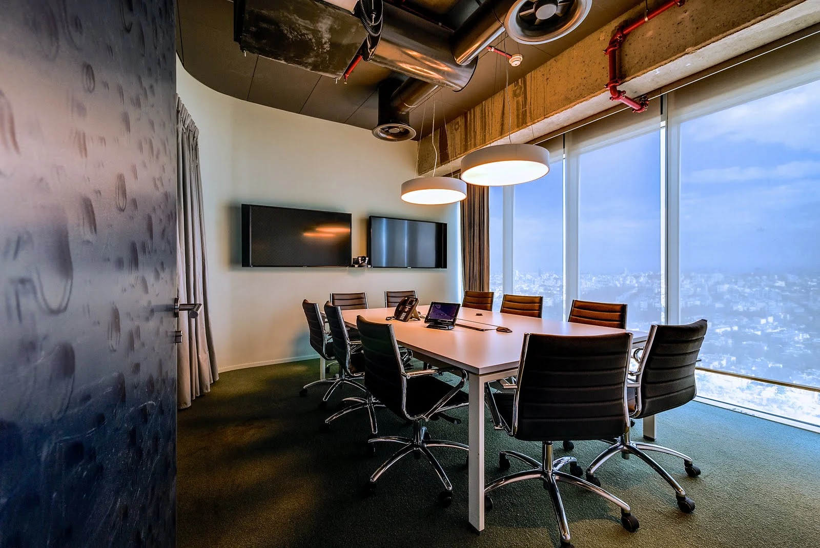 Google Tel Aviv includes traditional desk based work zones (Photo: Itay Sikolski)