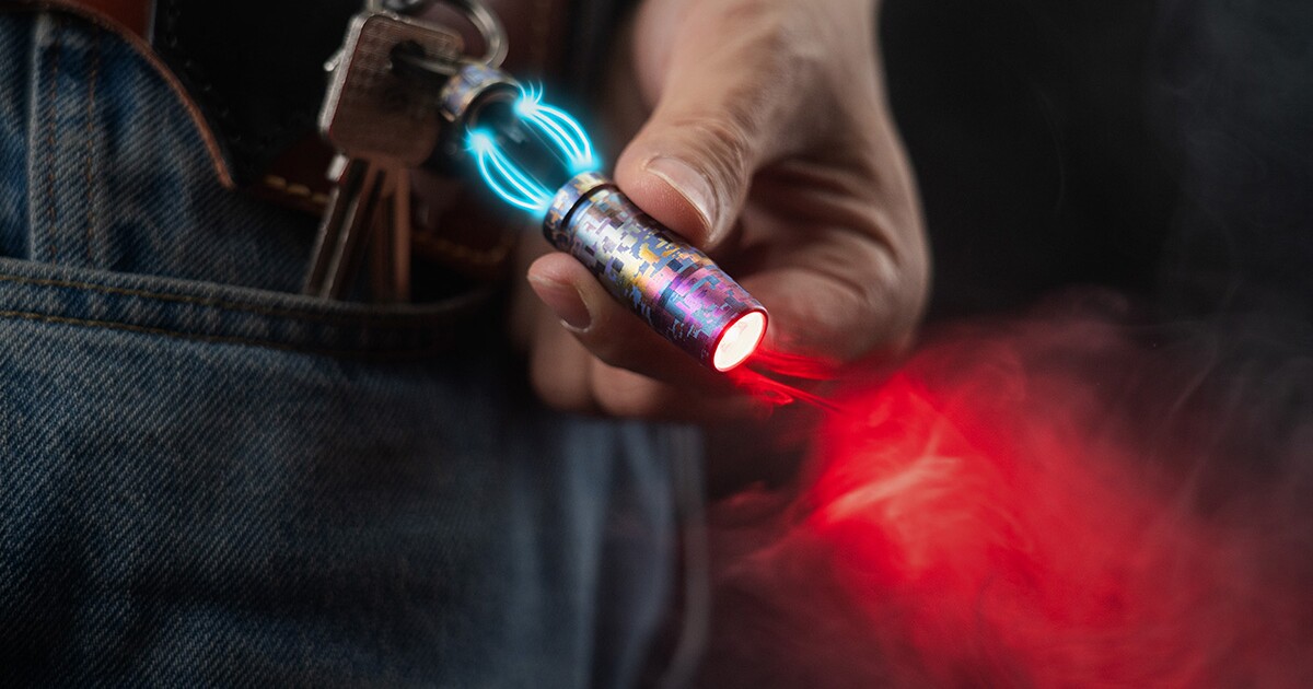 Quick-draw flashlight snaps off your keychain and charges wirelessly Quick-draw flashlight snaps off your keychain and charges wirelessly