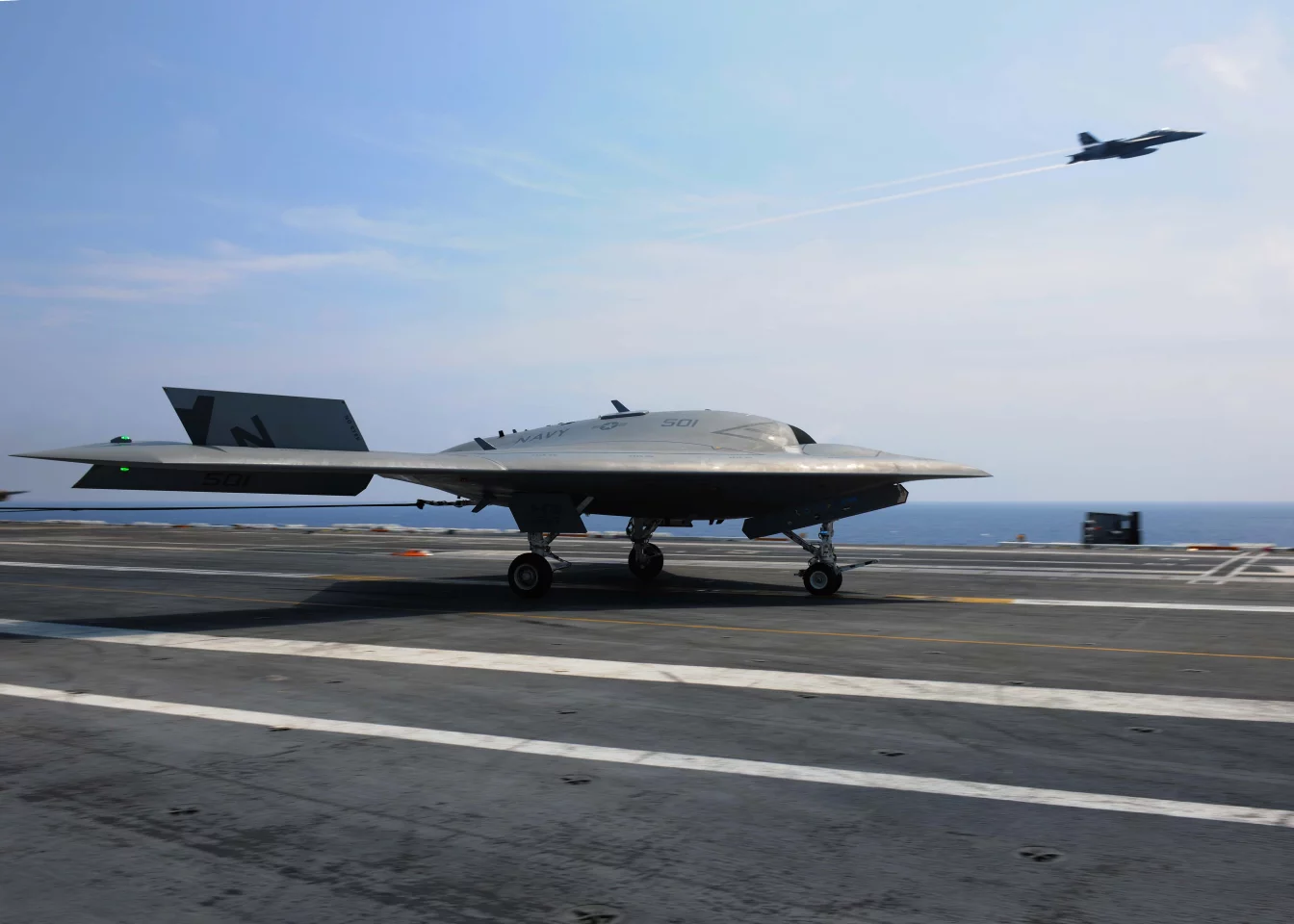 X-47B lands aboard the aircraft carrier USS Theodore Roosevelt (Photo: Mass Communications Specialist Seaman Apprentice Alex Millar/US Navy)