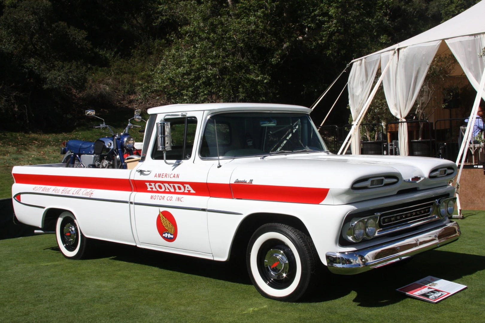 American Honda Motor Company was created in 1959, so this year is its 60th anniversary. One of the initiatives for the celebrations was to recreate one of the fleet of Chevrolet Apache 10 pickups which Honda used to deliver its motorcycles to dealers during the sixties and this is the result. As American as Apple Pie ... almost!