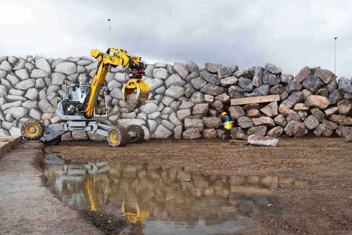 The HEAP excavator at the construction site – an overlay on the boulders at left illustrates how each one was scanned prior to placement