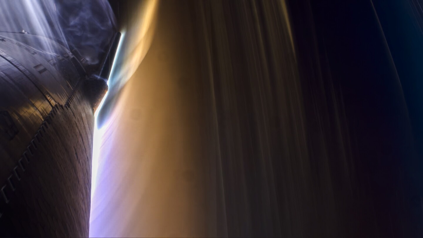 Starship heating up on reentry