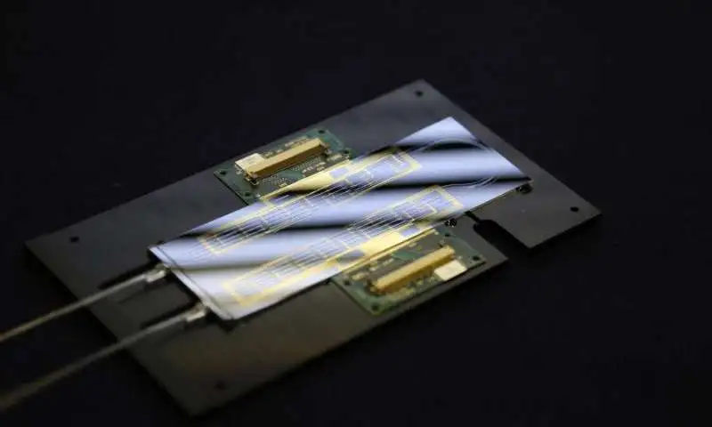 To make true quantum photonic computers a reality, photonic circuitry must first become at least as efficient at multi-tasking as the microprocessors it is designed to replace. Researchers claim to have produced a photonic chip that does just that.