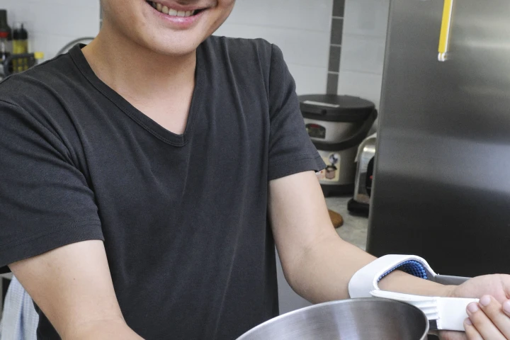 Queensland University of Technology student Ching-Hao Hsu has designed a device to help rheumatoid arthritis sufferers get a better grip on hot cookware