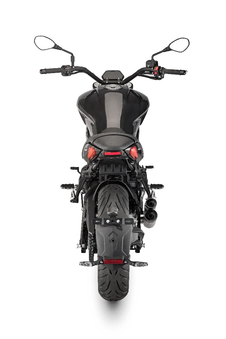 Benelli 402 S: slim 160-section rear tire should handle well