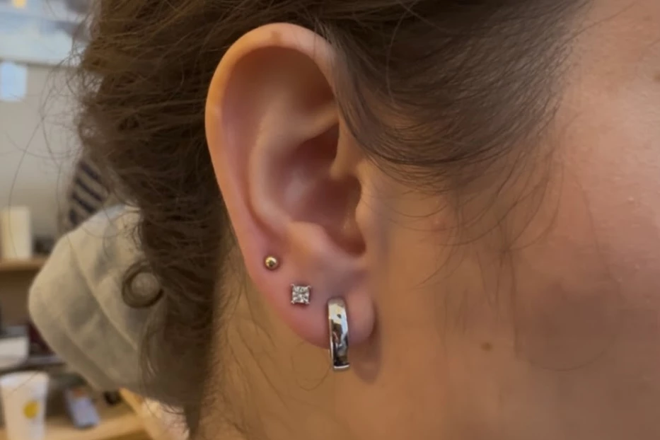 The right-side earring has no electronic components, and is just included to visually balance its left-side counterpart